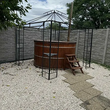 Tuenderrozsa Vendeghaz * Pásztó